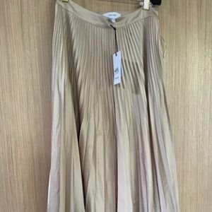 Gorgeous NWT Cream Reiss Pleated Skirt